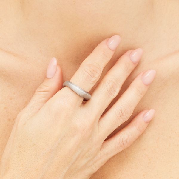 Slim band ring