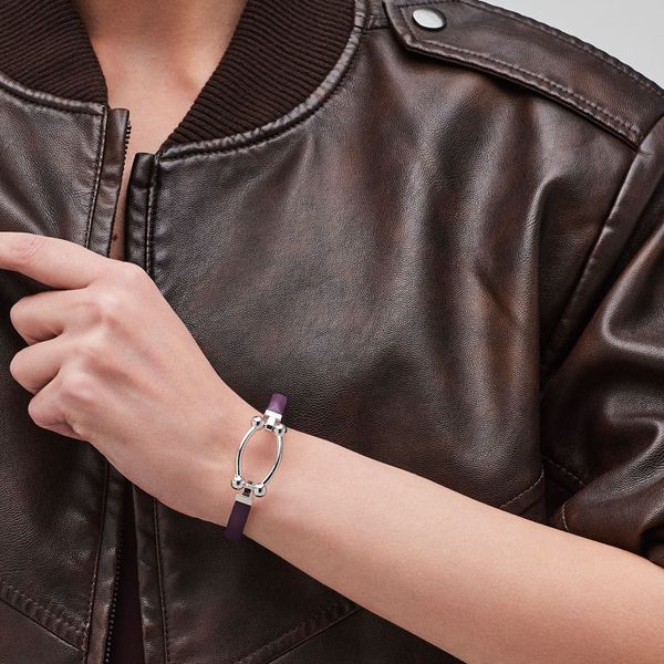 Small rigid bracelet