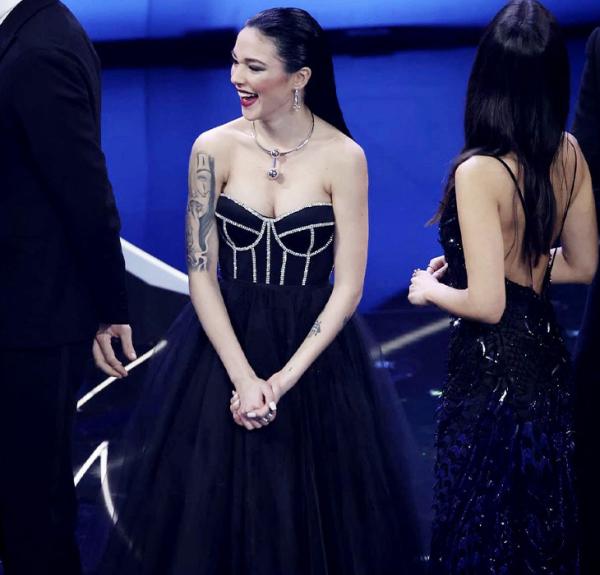 L'attrice Maria Esposito sul palco dell'Ariston con i gioielli Pianegonda